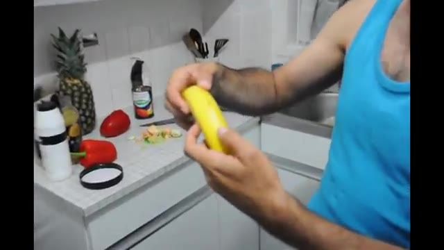 How To Peel a Banana Fast - روش پوست کندن سریع موز