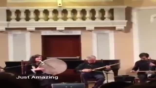 ‫کنسرت زیبای سنتی ایرانی در آمریکا توسط بانوی زیبای ایرانی Nice traditional Iranian song performance‬‎