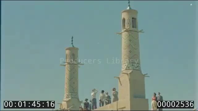 ‫تصویری بسیار قدیمی از لرزیدن مناره ها در منارجنبان  اصفهان ...‬‎