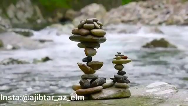 چیدن سنگ های رودخانه روی هم توسط یک هنرمند ژاپنی