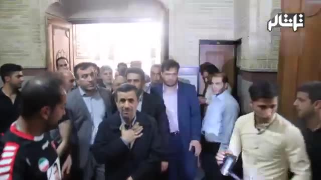 ‫تماشاگر //   حضور احمدی نژاد و صحبت های درگوشی با برادر مرحوم نوروزی‬‎