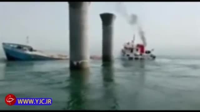 فیلمی از حادثه غرق شدن کشتی باربری ایرانی در کویت بر اثر برخورد به پل در حال ساخت