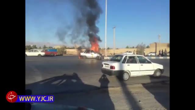 آتش سوزی پراید پس از تصادف در یزد