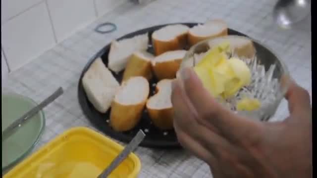 How to cook perfect garlic bread - آموزش درست کردن نان سیردار