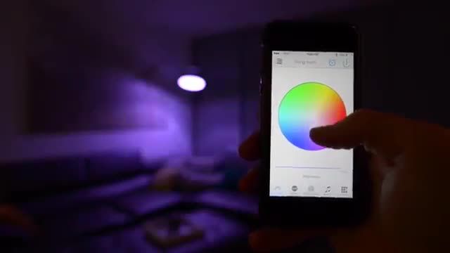 ‫لامپ شگفت انگیزی که تغییر رنگ نور آن توسط گوشی هوشمند کنترل میشود‬‎
