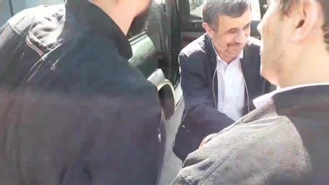 ابراز محبت مردم درحاشیه حضور دکتر احمدی نژاد در مراسم ختم مادر جانباز عزیز عبادی