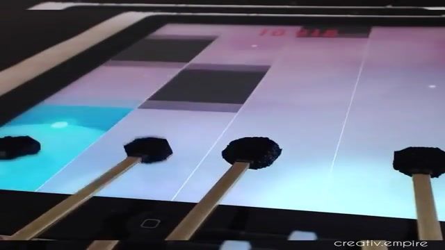 رباتی که بازی Piano Tile را با روشی حیرت آور بازی می‌کند