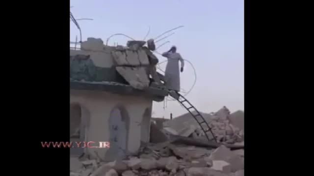 موذن عراقی در خرابه های مسجدی در موصل اذان می گوید!