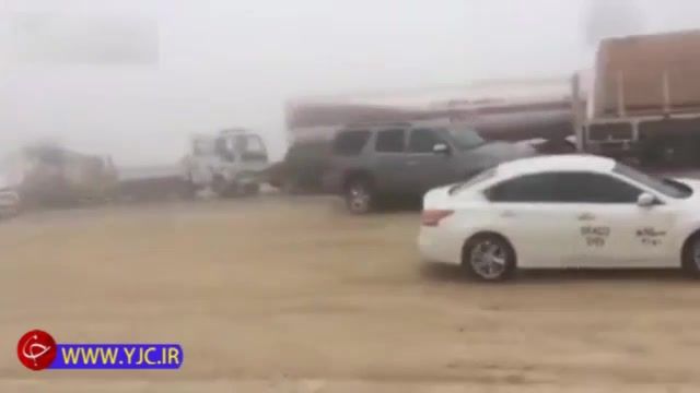 طوفان خاک و ریزگرد عامل تصادف زنجیره‌ای در جاده