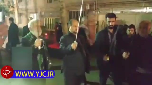 عزاداری با شمشیر محمد شریعتمداری وزیر صنعت در شام غریبان