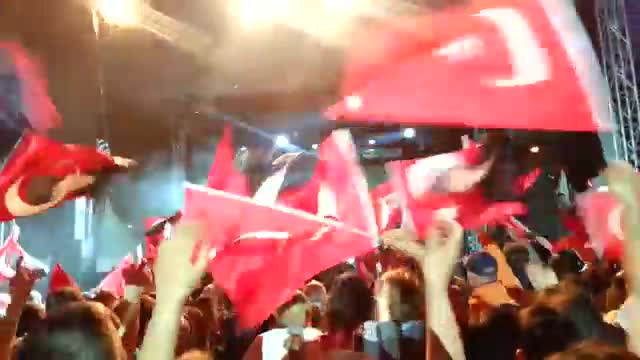 Fantastic performance of national Turkish song  سرود ملی ترکیه و همراهی بی نظیر مردمش