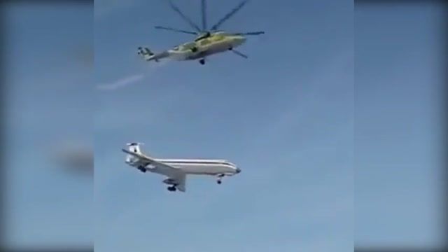 بالگرد غول روسی "میل 26" موفق به حمل هواپیمای مسافربری "توپولوف 134" شد!!