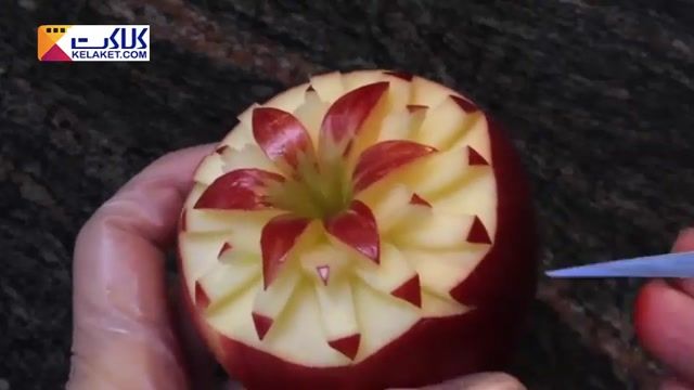 آموزش میوه آرایی برای میوه سیب که به شکل یک گل تزیین میشود 