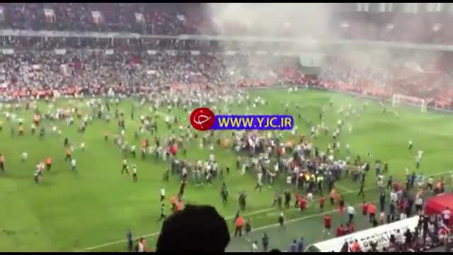 حمله‌ ور شدن 100 هزار تماشاچی به زمین فوتبال در ترکیه