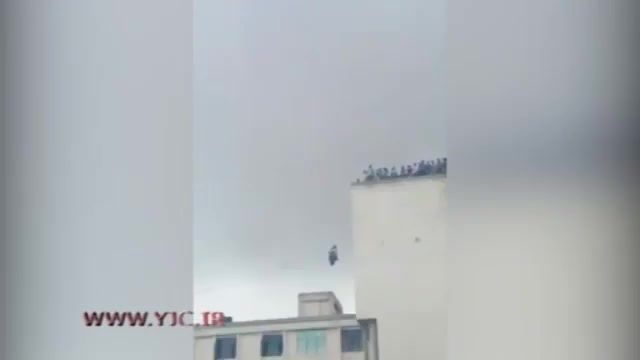 سقوط وحشتناک دختر جوان از بالای ساختمان هنگام تماشای راپل