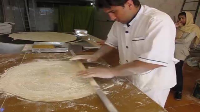 ‫طرز تهیه  نان یوخه سوغات شهر شیراز وکرمانشاه توسط استاد کار علیرضا کرمی‬‎