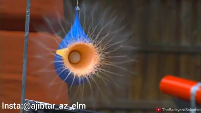 اسلوموشن شلیک با توپ به بادکنک پر از ماده نیمه جامد