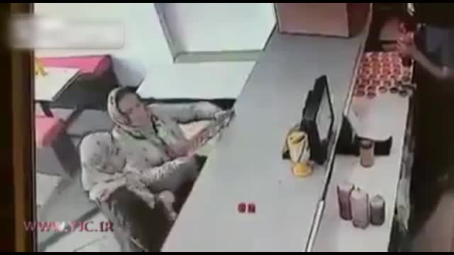 دو زن سارق جعبه کمک‌های مالی خیرین یک رستوران را دزدیدند!