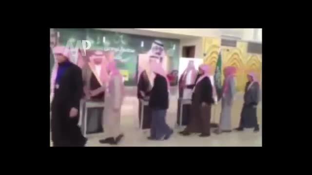 ‫بیعت با پادشاه جدید عربستان با شیوه ای عجیب‬‎