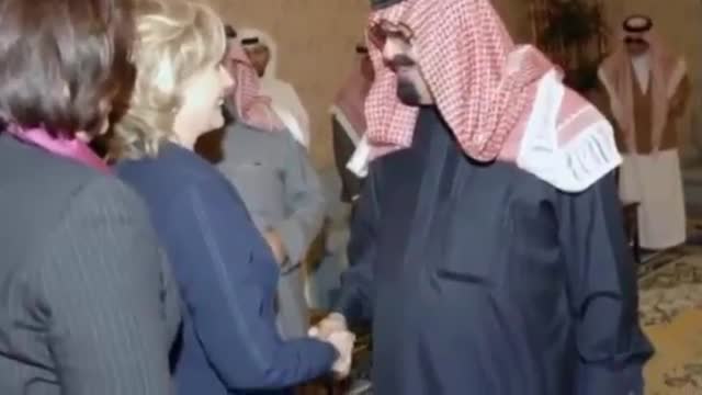 ‫دست دادن پادشاه سابق عرستان سعودی با زنان نامحرم‬‎