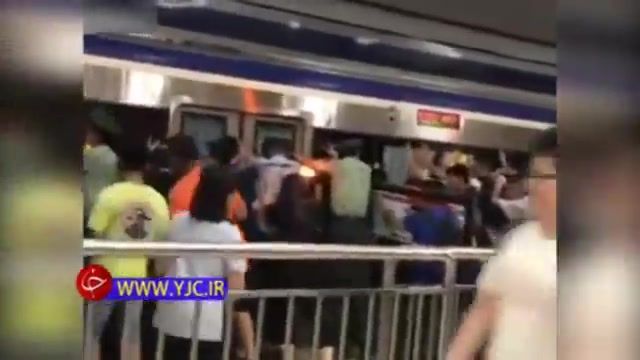 تلاش مردم برای نجات مسافر گرفتار در ایستگاه مترو