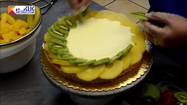 برای رنگ و لعاب دار بودن تزیین کیک تان از میوه ها استفاده کنید