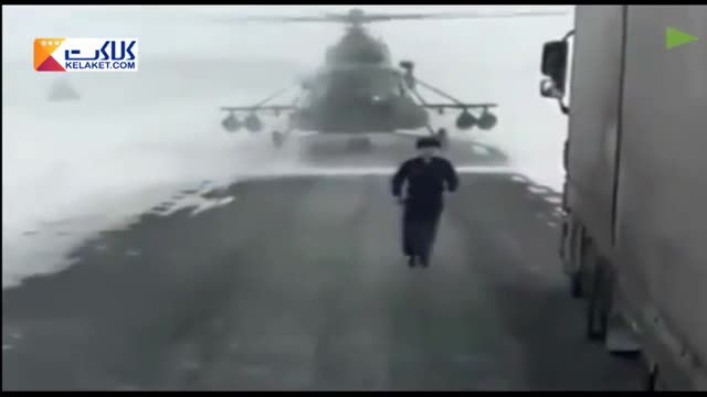 فرود اضطراری هلیکوپتر نظامی در وسط جاده ای  در قزاقستان  برای پرسیدن آدرس 