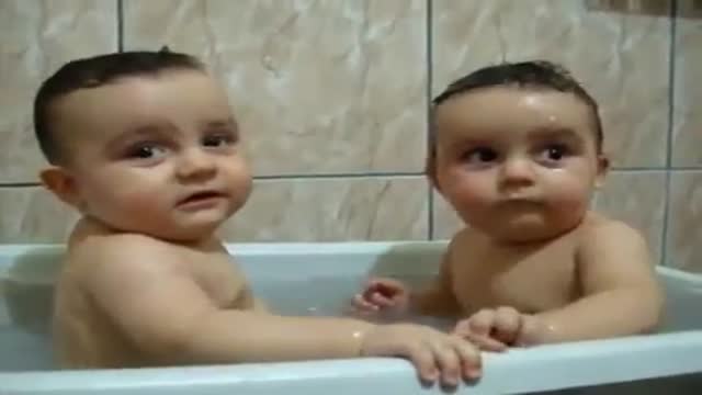 ‫دوقلوهای فوق العاده شیرین و بامزه و گوگولی-  very sweet and cute  twins in the bathroom‬‎