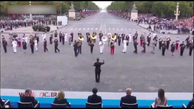 اجرای متفاوت‌ موسیقی نظامی در حضور ماکرون و ترامپ در  مراسم روز ملی فرانسه