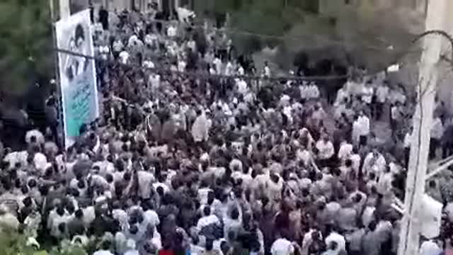 طنین شعار دشمن شکن در بجنورد (97/4/28) : شعار هرچی مرده احمدی برمی گرده