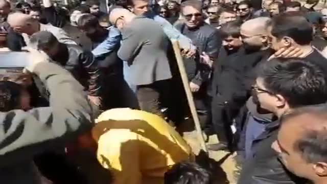 ‫عارف لرستانی در مراسم تشییع و خاکسپاری علی معلم و تسلی دادن به علی اوجی Aref Lorestani Ali Moallem‬‎