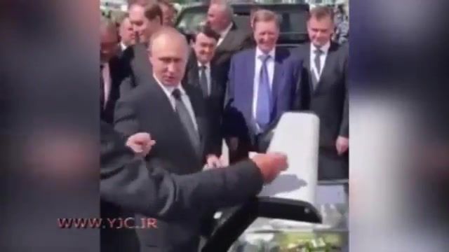 بستنی خریدن پوتین، رییس جمهور روسیه برای همکارانش در نمایشگاه هوایی ماکس