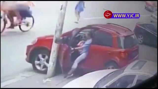 گیر کردن پای راننده زن لای درب خودرو
