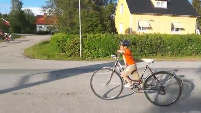 ‫دوچرخه سواری فرهاد جان رضایی در سن پنج سالگی‬‎