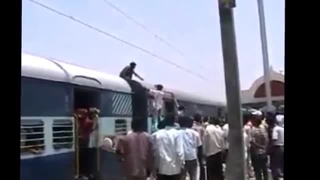 اشکنان دوربین برق کرفتن یک هندی بالای قطار hidden camera 2013