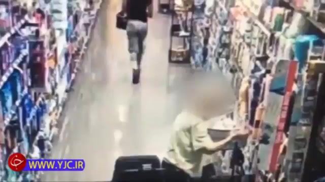 سوء استفاده از ناتوانی پیرزن 82 ساله و سرقت از او در فروشگاه