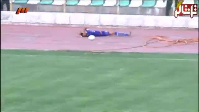 ‫تماشاگر //  وقایع ناگوار در لیگ یک - مصدومیت شدید بازیکن خیبر خرم آباد (ویدیو)‬‎