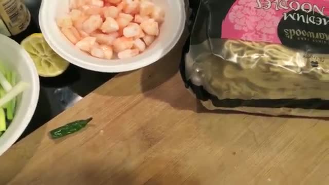 How To Make Shrimp Chow Mein - آموزش درست کردن غذای چینی نودل و میگو
