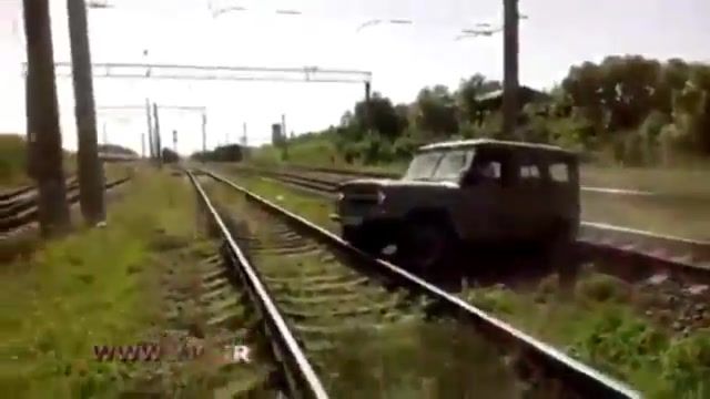 فرار به موقع راننده از اتومبیل خود قبل از برخورد قطار