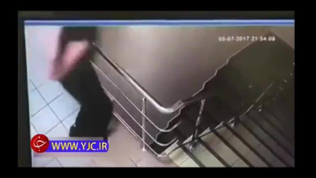 خودکشی مرد مجرم در راه دادگاه و پرت کردن خودش از پله ها