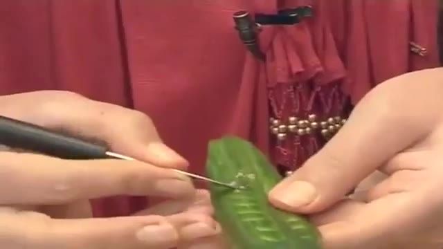 ‫تزیین خیار به شکل برگ (با دیدن این ویدیو در هنر سفره آرایی ماهرتر شوید)‬‎