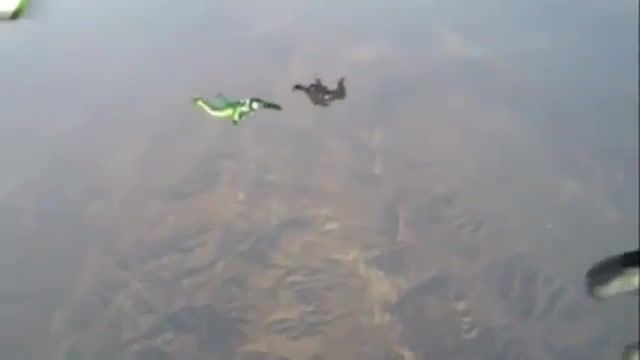 هنرنمایی فوق‌العاده و شگفت‌انگیز از سقوط آزاد بدون چتر از ارتفاع 7620 متری