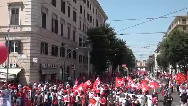 ‫تظاهرات هزاران ایتالیایی در رم‬‎