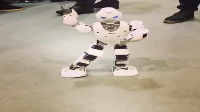 ربات های سرگرم کننده در نمایشگاه ایفا