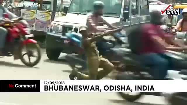 حرکات عجیب یک مامور پلیس در هند برای کنترل ترافیک