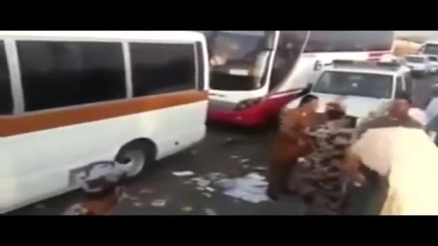 ‫رمی جمرات توسط شاهزاده سعودی از داخل ماشین/رمی الحجاره من السیاره بواسطه امیر سعودی (لعنت الله علیه)‬‎