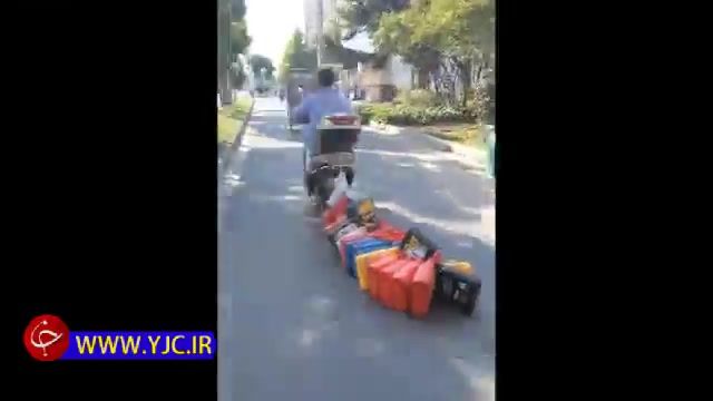 حمل بار با موتور به روشی عجیب توسط یک زن موتورسوار در چین