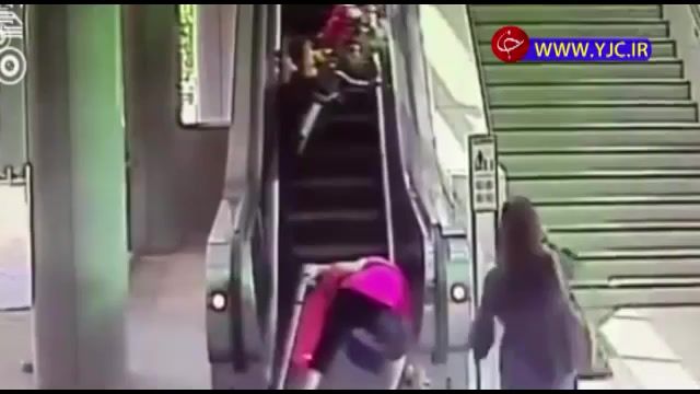 سقوط زن جوان از روی پله برقی به دلیل همراه داشتن دوچرخه!