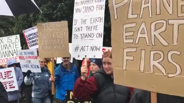 ‫اعتراضات در نیوزلند به سفر وزیر امور خارجه آمریکا/خبرنگار حسین بختیاریان‬‎