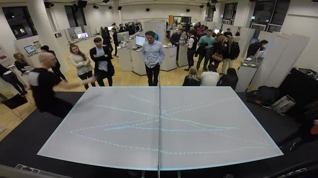 میز پینگ پنگ هوشمند با قابلیت نمایش مسیر حرکت توپ